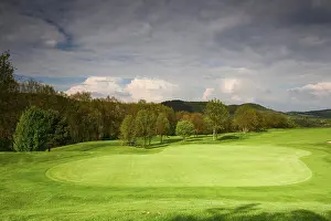 Empty Golf Course Drucke: On the empty golf course in spring in Czech Republic