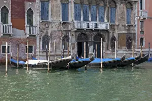 Southern Europe Historic Districts Drucke: Gondolas in front of an old palace