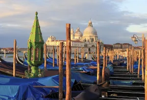 Deserted Gondola Ride Drucke: Gondolas in front of the Piazzetta