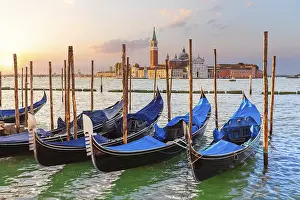 Gondolas On Waterway Drucke: Gondolas and St. George Monastery in the background