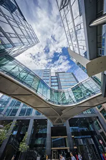 Irland Drucke: Google-Bürokomplex mit modernem Glasdach gegen bewölkten Himmel.