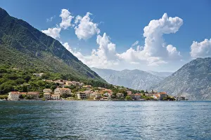 Drucke von Beeindruckende Küstenlandschaft der Bucht von Kotor in Montenegro, geschmückt mit niedlichen und attraktiven Häusern Montenegro Drucke: Beeindruckende Küstenlandschaft der Bucht von Kotor in Montenegro.