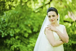 Outdoor Wedding Celebration Drucke: Gorgeus brunette bride outdoors