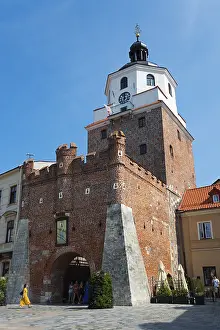 Gotische Turm mit Uhr gegen einen blauen Himmel.