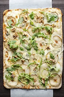 Freshly Baked Flatbread Drucke: Gourmet flatbread preparing with pear