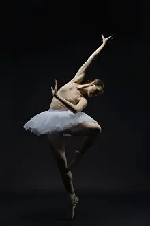 Ballet Dancer Pose Drucke: A graceful ballet dancer performs an expressive pose under soft lighting