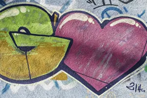 Drucke von Graffiti auf Wand. Herzform Zeitgenössische Kunst Drucke: Graffiti auf Wand. Herzform