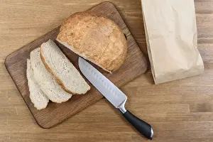 Homemade Bread Drucke: Grain bread is sliced on the Board