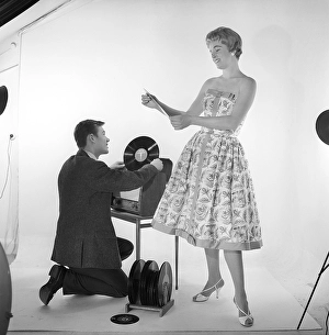 Paar, Paare, Duo, Duos, schwarz, auf schwarz, weiß, Grammophon, Gramophone (Gramophone is not a common translation for this word), altmodisch altmodisches altmodisch veraltet veraltete veraltete antiquiert aus der Mode junge Vergangenheit Vergangenheiten Kleiderschrank Schränke Garderobe Schränke