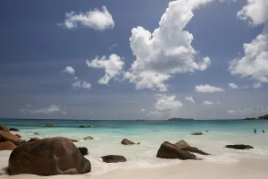 Tropical Ocean Views Drucke: Granite cliffs and beach at Anse Lazio