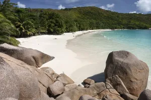 Tropical Coastline Drucke: Granite cliffs and beach at Anse Lazio