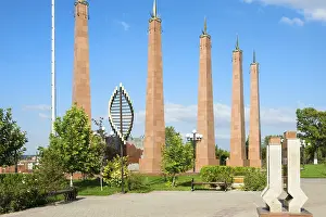 Kasachstan Drucke: Granitobeliske und Laternenmasten.