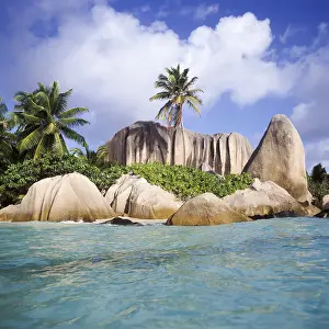 Deserted Beach In Africa Drucke: Granite rocks on Anse Source a Jean beach