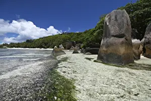 Steep Cliff Photography Drucke: Granite rocks on the beach of Anse Source dArgent