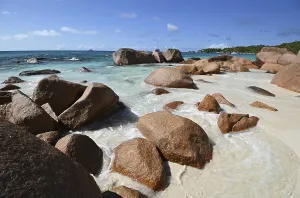 Anse Source DArgent Beach Drucke: Granite rocks on the beach of Anse Source dArgent