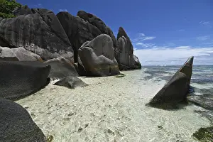 Rocky Shoreline Landscape Drucke: Granite rocks on the beach of Anse Source dArgent