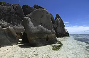 Steep Cliff Landscape Photo Drucke: Granite rocks on the beach of Anse Source dArgent