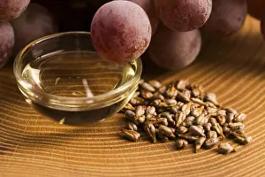 White Background Studio Shots Drucke: Grape seed oil