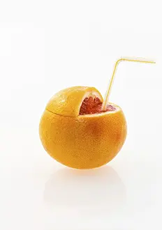Vitamin Rich Citrus Fruit Drucke: Grapefruit with a straw as a drink