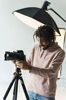 Architectural Style Photography Drucke: Grapher preparing camera