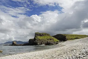 Limestone Rock Formations Drucke: Grass-covered limestone cliffs on a wide pebble beach