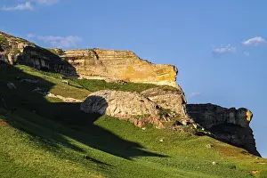Highland Landscape Photo Drucke: Grassland with sandstone cliffs and cliffs