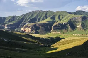 Highland Landscape Photo Drucke: Grassland with sandstone cliffs and cliffs
