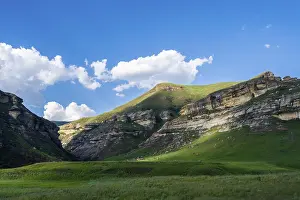 Rocky Cliff Landscape Photography Drucke: Grassland with sandstone cliffs and cliffs