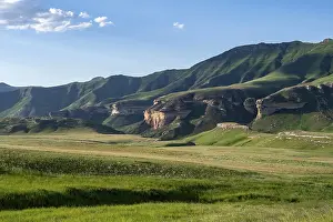 Grassland Landscape Photography Drucke: Grassland with sandstone cliffs and cliffs