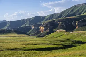 Uninhabited Sandstone Rock Formations Drucke: Grassland with sandstone cliffs and cliffs
