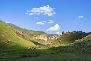 Rocky Cliff Erosion Nature Reserve Drucke: Grassland with sandstone cliffs and cliffs