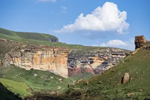 Rocky Cliff Landscape Photography Drucke: Grassland with sandstone cliffs and cliffs