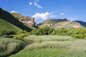 Uninhabited Sandstone Rock Formations Drucke: Grassland with sandstone cliffs and cliffs