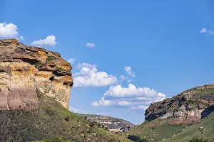 Deserted Grassland Landscape Drucke: Grassland with sandstone cliffs and cliffs