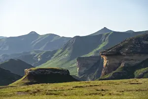 Rocky Cliff Erosion Landscape Drucke: Grassland with sandstone cliffs and cliffs