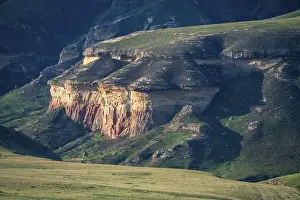 South Africa Landscape Drucke: Grassland with sandstone cliffs and cliffs
