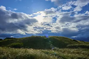Drucke von Grüne Hügel unter dramatischen Wolken und Sonnenschein, Seahouses, Northumberland, England, Vereinigtes Königreich Seahouses Drucke: Grüne Hügel unter dramatischen Wolken und Sonnenschein.
