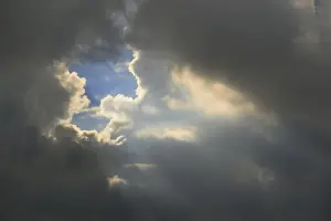 Northern Europe Weather Drucke: Gray sky with clouds and sun rays