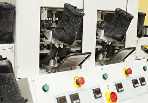 Factory Production Line Drucke: Gray winterized boots in manufacturing process