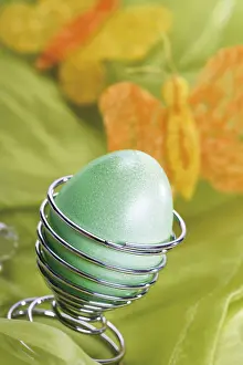 Food Photography Studio Shot Drucke: Green Easter egg in spiral eggcup