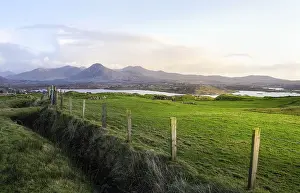 Irish Coastline Drucke: Green fields and barrens on the coast