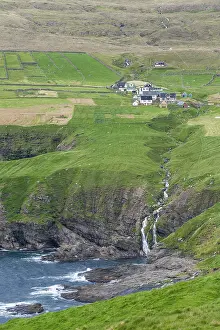 Atlantic Ocean Island Scenery Drucke: Green fields with a waterfall on the coast