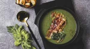 Homemade Vegetable Meal Drucke: Green mashed soup, with bacon and croutons