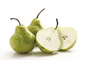 Fresh Fruit Drucke: Green pears, one cut in half