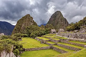 Machu Picchu UNESCO Site Drucke: Green terraces and ruins against a dramatic