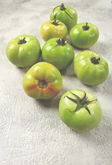 Close Up Tomato Shots Drucke: Green tomatoes scattered on the table