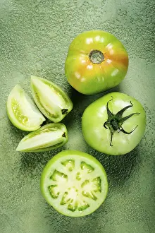 Grüne Tomaten, aufgeschnitten auf dem Tisch.
