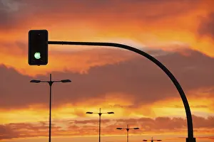 Green Traffic Light Drucke: Green traffic light in a dramatic red sunset
