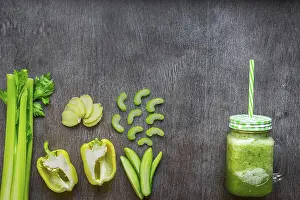 Cucumber Nutrition Drucke: Green vegetable smoothie with celery