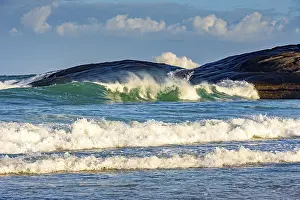 Tropical Rocky Coastline Drucke: Green wave on Devil beach in Ipanema